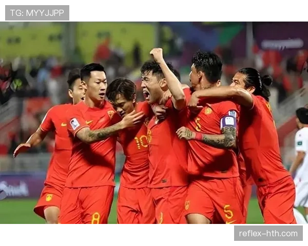 中国足球球迷熬夜助威 国家队近期表现备受期待