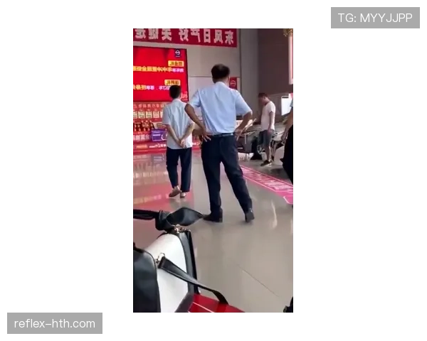 邢傲伟下了场穿拖鞋坐豪车那画面太违和，生活和赛场像换了两个人